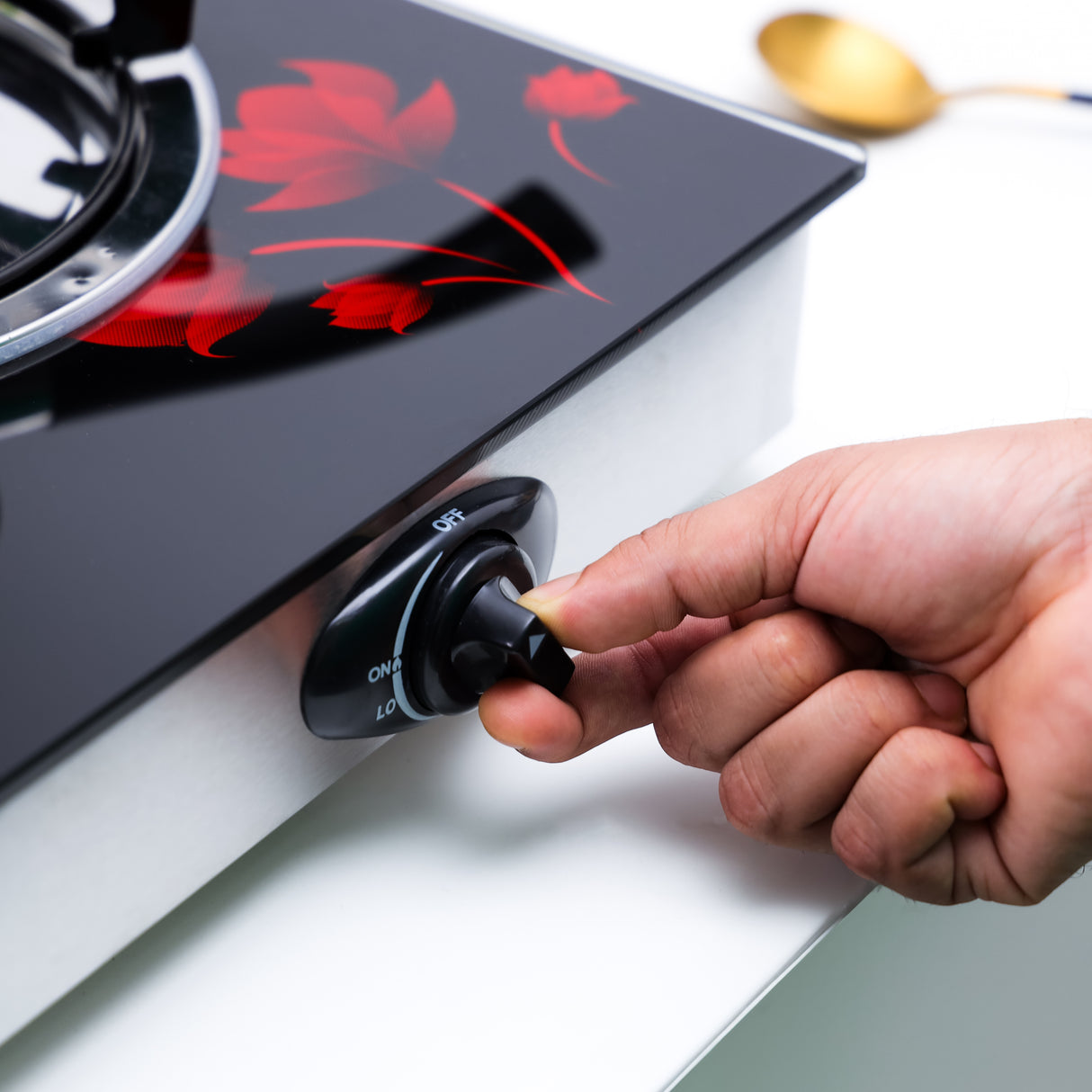 Geepas 3 Burner Gas Cooker GGC31012 |Stainless Steel Frame & Tray, Tempered Glass Top, Iron Burners 100+40+100mm, Auto Piezo Ignition, Low Gas Consumption, 2Year Warranty