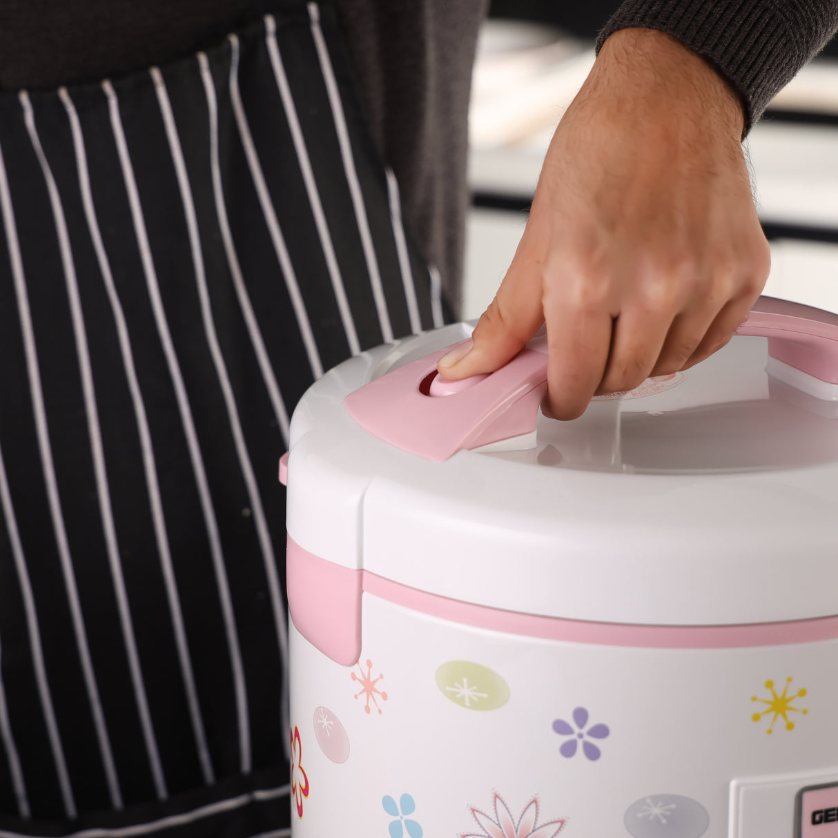 Geepas GRC35023 3.2L Automatic Rice Cooker | Cook, Steam & Keep Warm | Non-Stick Inner Pot | Detachable Cord | Includes Measuring Cup & Spoon | White | 2Y Warranty