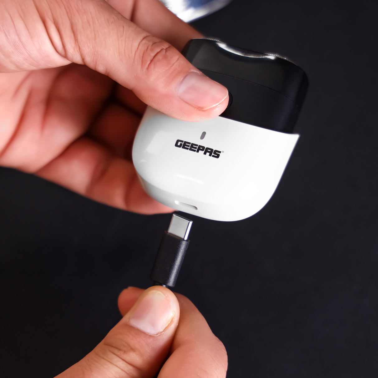 Geepas Pocket Shaver GSR57518UK | Waterproof IPX7 Design, Cord & Cordless Use, Compact Travel Size, 2 Floating Blade Heads, One-Press Operation | 2 Years Warranty