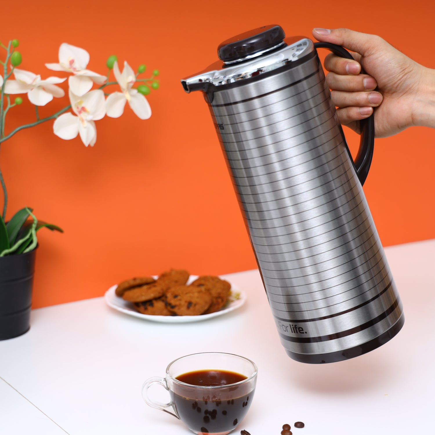 Geepas GVF5260 Vacuum Flask |  1.6 Litre Capacity| Mirror + Brown Finish | Plastic, Iron, Glass & Silica Gel Material | Hot & Cold Beverage Insulation | 2-Year Warranty