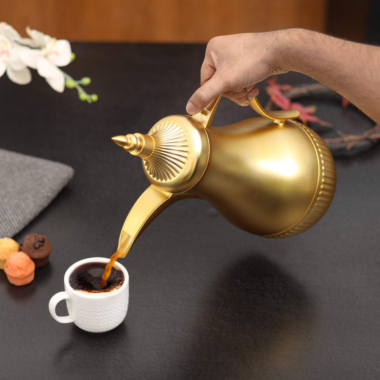 Royalford 1000 ML Malika Vacuum Flask- RF12135/ with Pink Glass Inner and PP Outer Body/ Keeps Your Drinks Hot or Cold, Asbestos-Free and Hygienic, Gold