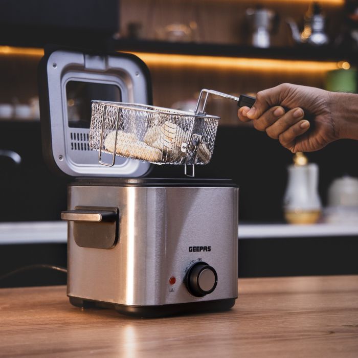 Geepas Deep Fryer 1L5 1.5L 900W - GDF36016 2 Geepas Deep Fryer 1.5L