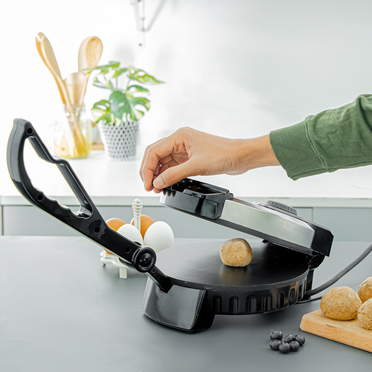 Geepas 8 Inch Chapathi Maker GCM5429 | 1000W  | Non-Stick Plates, Adjustable Temperature Control, Safety Protection & Easy Cleaning for Quick, Soft & Round Chapathis