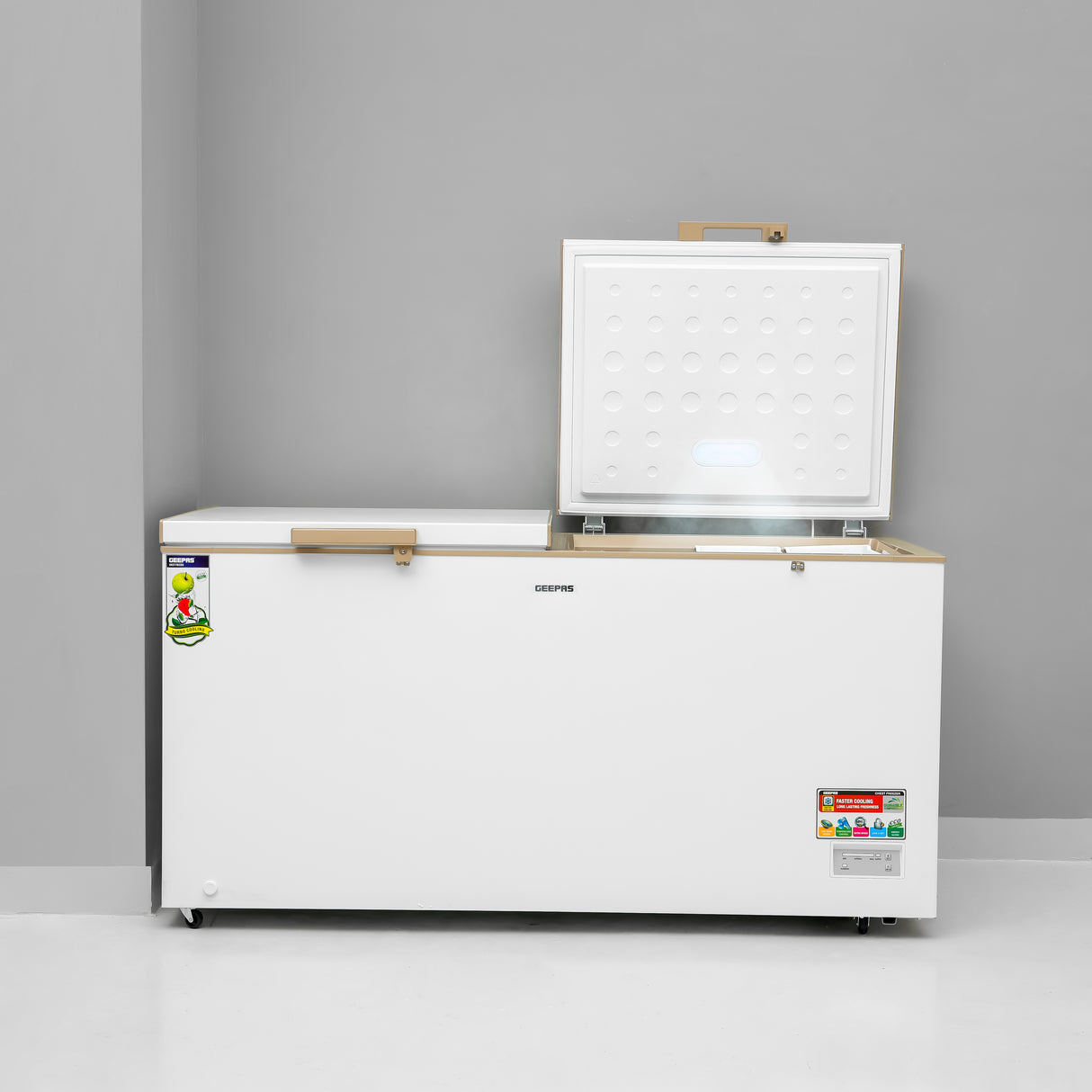 Geepas Chest Freezer- GCF55019WAH| Storage Capacity: 550 L, Frozen Temperature: -18 Degrees Celsius, Highly Efficient Monolithic Foaming and Compressor Switch Off Function