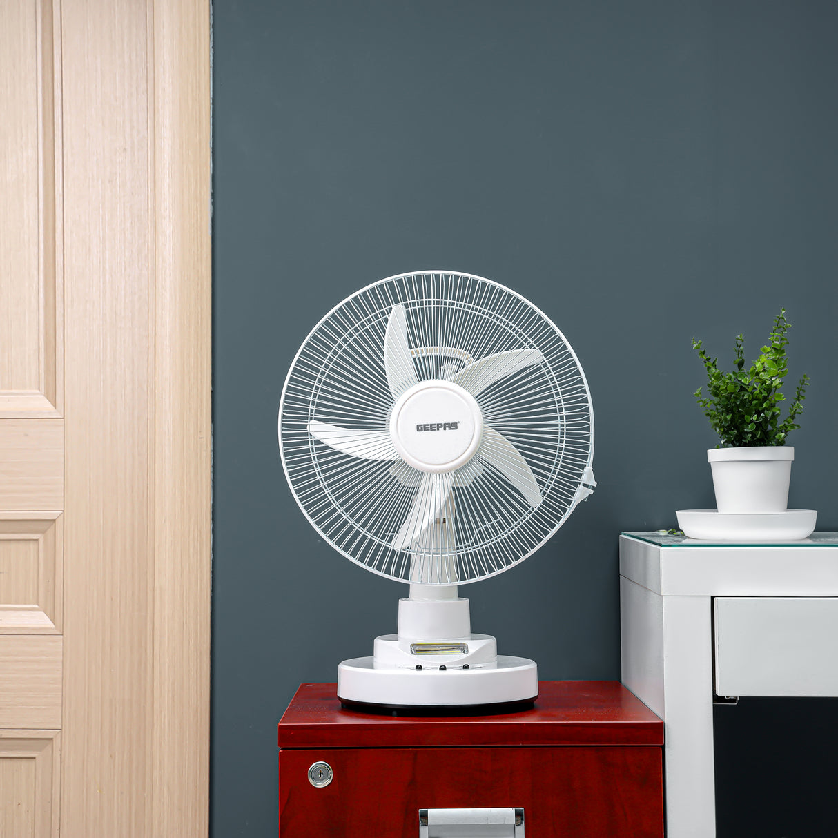 Geepas Rechargeable 12" Oscillating Fan- GF21118/ Table Fans, High Performance with 2-Speed Controls and 5 Leaf Blades/ Automatic Oscillation and Efficient Cooling