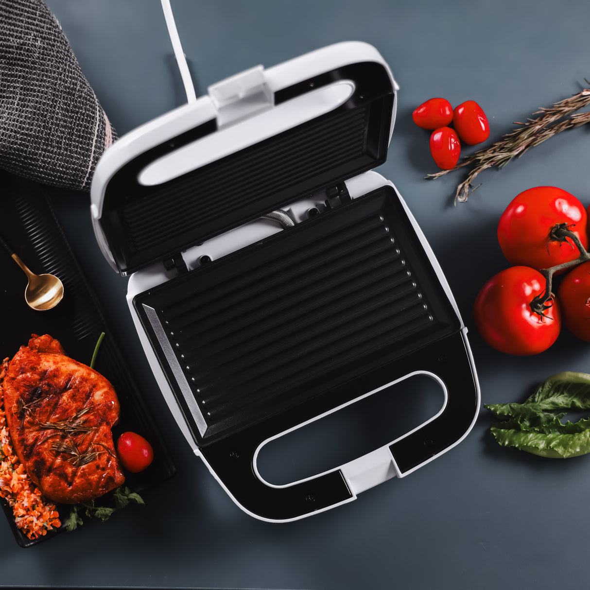 Geepas Sandwich Toaster | GGT686 | Non Stick Heating Plate | Thermostat Control with Indicator Light | Ideal for Sandwich, Omelet & More