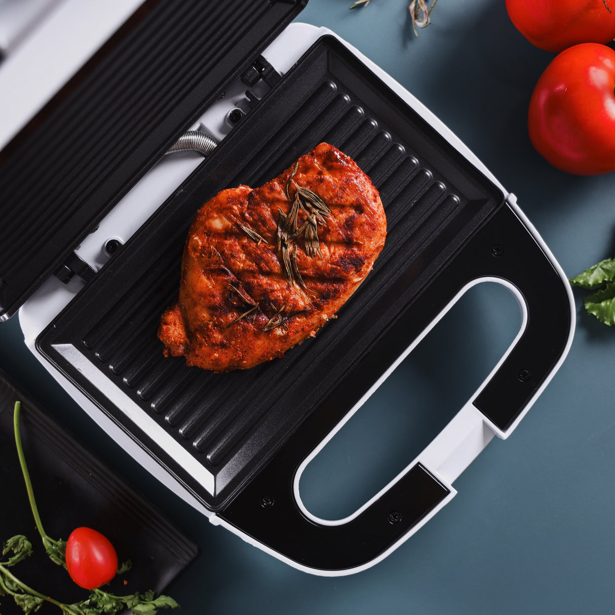Geepas Sandwich Toaster | GGT686 | Non Stick Heating Plate | Thermostat Control with Indicator Light | Ideal for Sandwich, Omelet & More