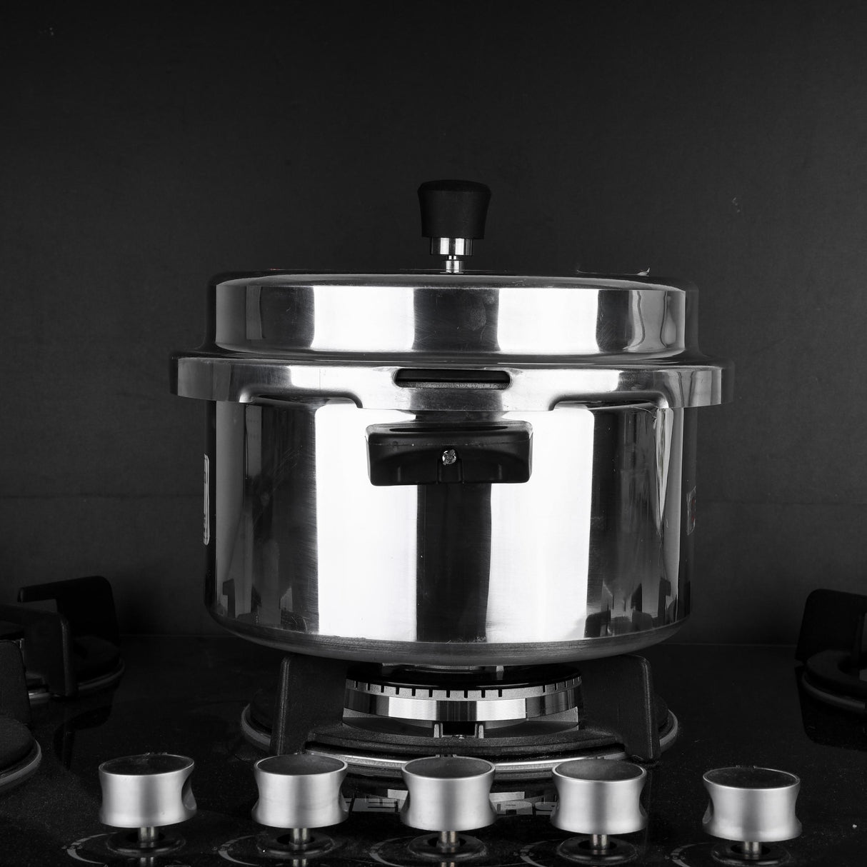 Geepas GPC327 7.5L Induction Base Pressure Cooker - Lightweight & Durable Cooker with Lid, Cool Handle & Safety Valves | 5 Years Warranty