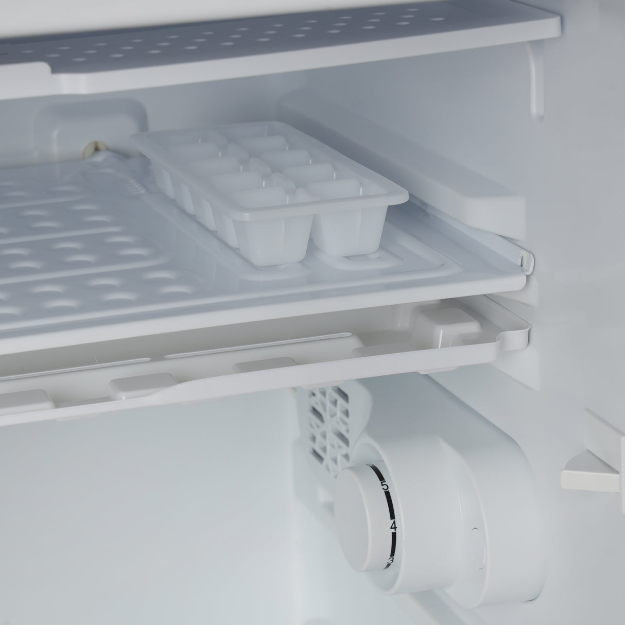 Geepas GRF119SPE 110L Single Door Defrost Refrigerator |92L Net Capacity |Quick Cooling technology |single door design | Mechanical temperature control |R600a refrigerant