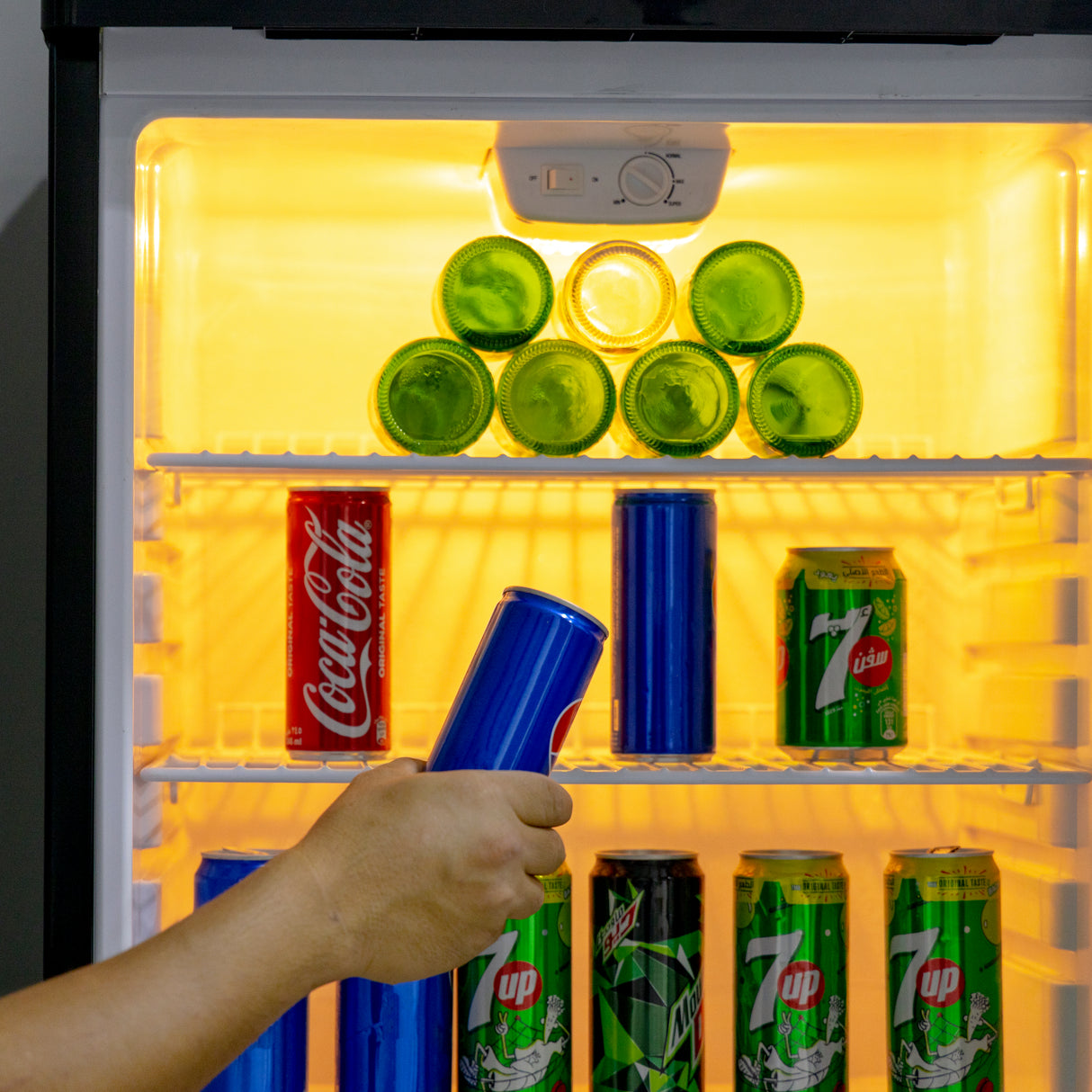 Geepas GSC1601BE Showcase Chiller 165L | Beverage Cooler with R600a Refrigerant | Lock & Key| Low Noise| Adjustable Temperature| Energy Efficient Design| 1 Year Warranty