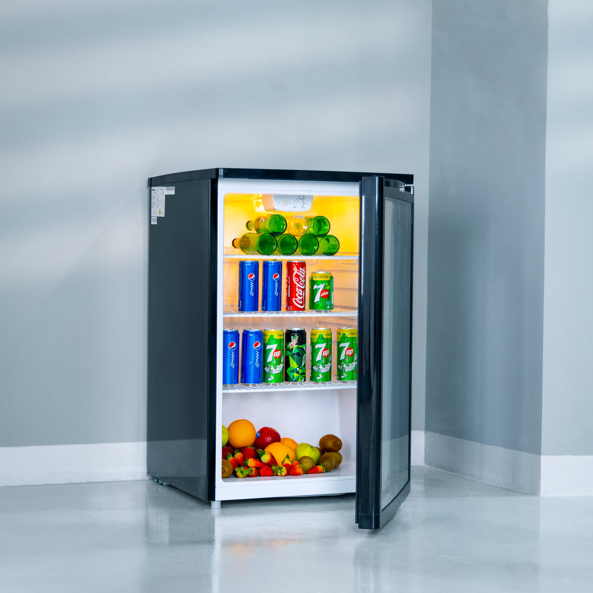 Geepas GSC1601BE Showcase Chiller 165L | Beverage Cooler with R600a Refrigerant | Lock & Key| Low Noise| Adjustable Temperature| Energy Efficient Design| 1 Year Warranty