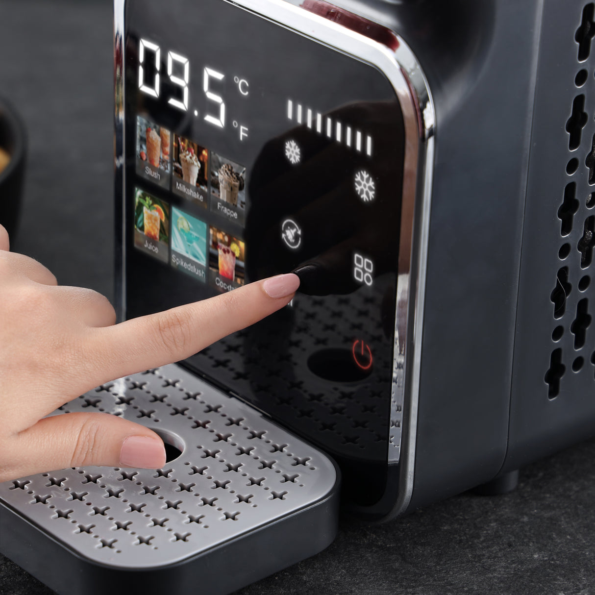 Geepas Slushie Machine GSM63093 – 7 Smart Programs, Touchscreen, Frozen Drinks Maker, 12-Hour Chill