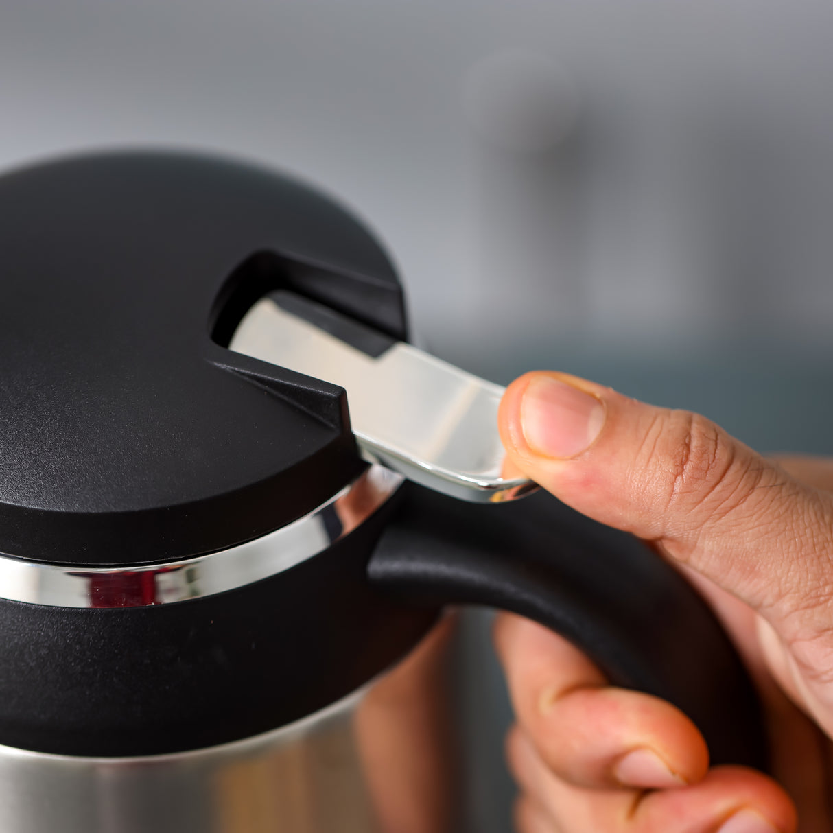Geepas Stainless Steel Vacuum Flask GVF27022 |1.0L Capacity |Keeps Drinks Hot or Cold for Hours |Durable Build, Easy to Clean, Reusable & Stylish Design |2 Years Warranty